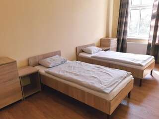 Хостелы Hostel Katowice Centrum Катовице Двухместный номер с 2 отдельными кроватями и общей ванной комнатой-2